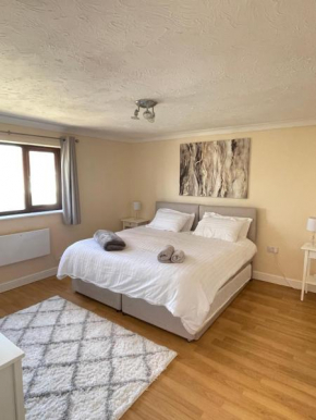 Cosy ground floor 2 bedroom with Wifi and lots of Parking